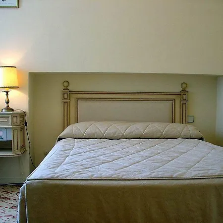 Carlton Hotel 4*