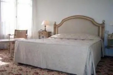 Carlton Hotel