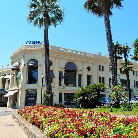 Carlton Hotel 4*